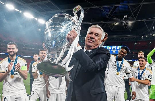  أنشيلوتي يحمل كأس دوري أبطال أوروبا بعد تحقيقه مع ريال مدريد. «مركز ريال مدريد الإعلامي»