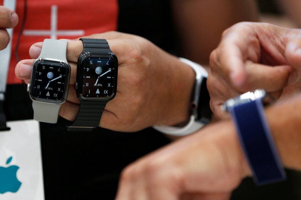 حضور يحملون ساعات ذكية من التيتانيوم من طراز Apple Watch Edition خلال إطلاقها في كوبرتينو، كاليفورنيا، الولايات المتحدة. رويترز