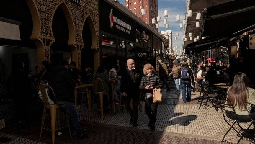 متسوقون في مدينة بيونيس أيريس، بالأرجنتين - بلومبرغ