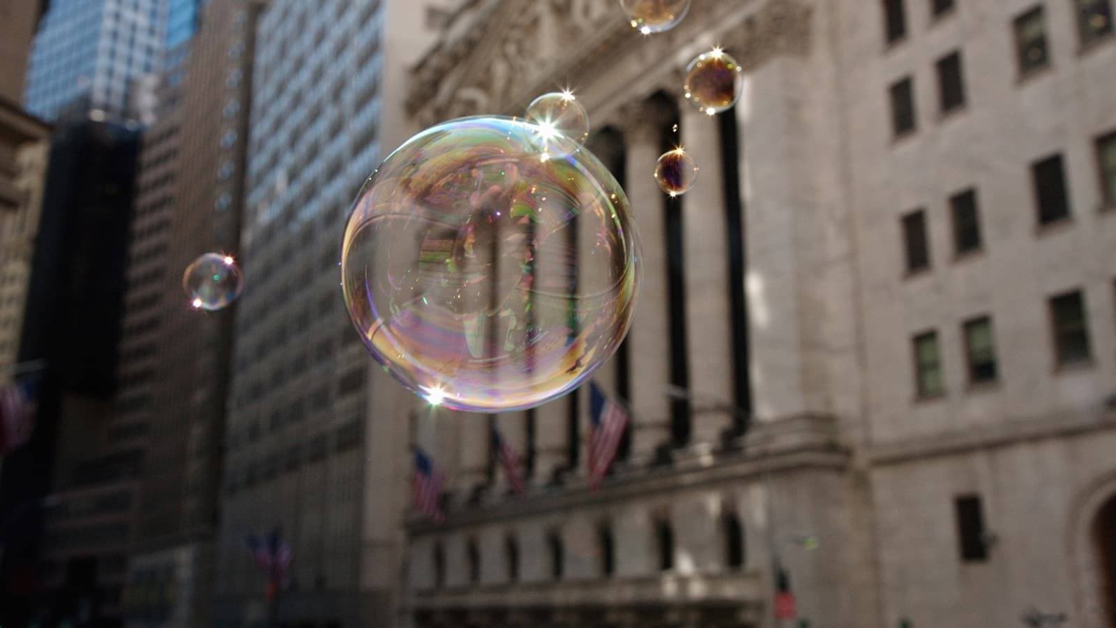 في 2024 وحده تدفق تريليون دولار من رأس المال الأجنبي إلى الأسواق الأمريكية. "جيتي"