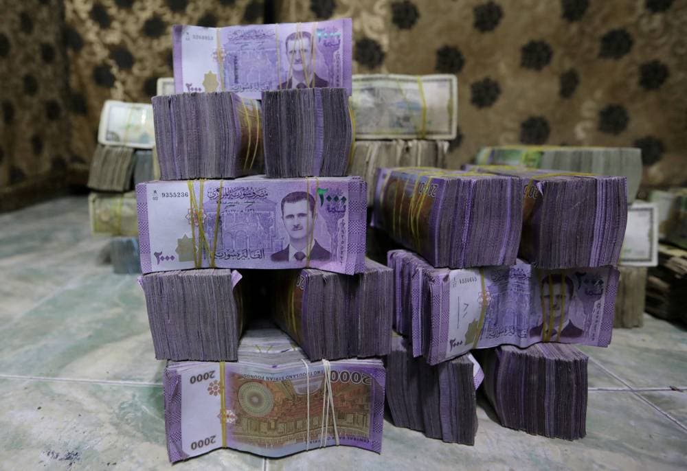 "رويترز": سورية تعتزم إعادة تقييم عملتها وحذف صفرين سعيا لتحقيق الاستقرار