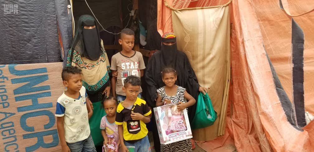 مركز الملك سلمان للإغاثة يدشن مشروع "كساء فرحتكم فرحتنا" بمحافظة عدن