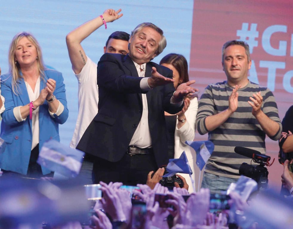 الأرجنتين تتفادى التخلف عن سداد ديون بـ 100 مليار دولار عبر زيادة الضرائب