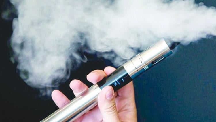دراسة : التدخين الإلكتروني يزيد خطر أمراض الرئة بمقدار الثلث