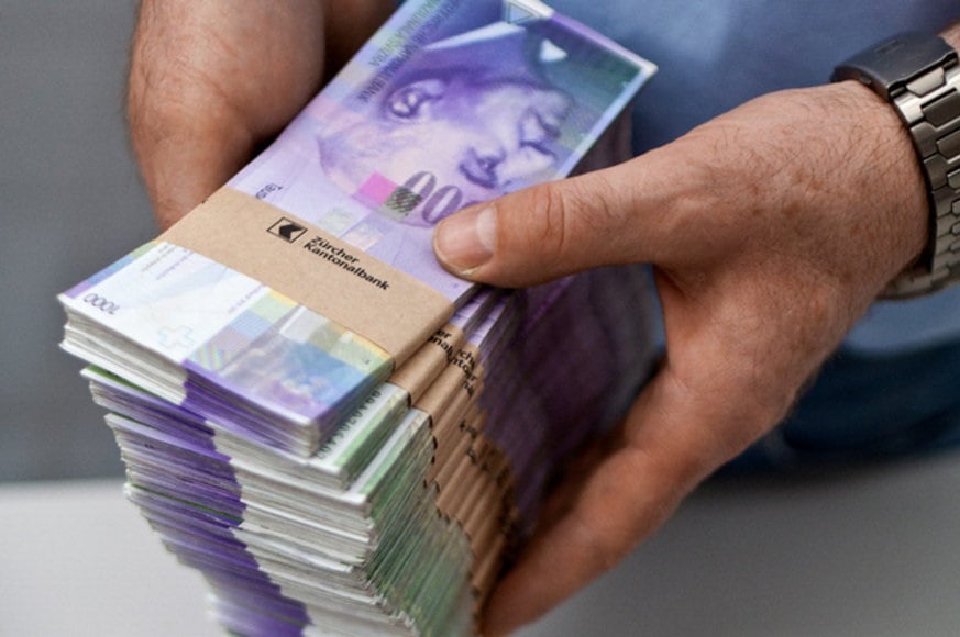 الين والفرنك السويسري ينزلان في ظل استقرار الأسواق بعد ضربة إيران