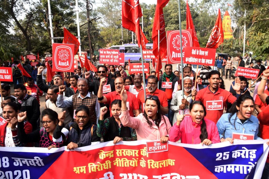 إضراب عمالي شامل .. 250 مليون هندي يعطلون قطاعات المصارف والطاقة والنقل