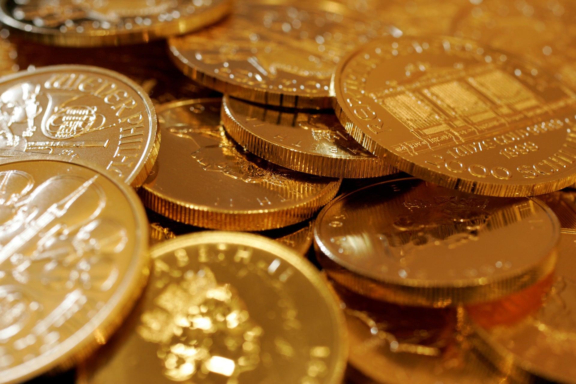 تبدد الآمال في تباطؤ تفشي الفيروس يصعد بأسعار الذهب إلى 1571.70 دولار