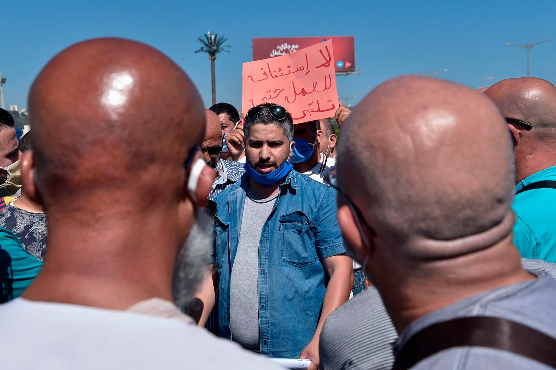 سائقو سيارات الأجرة في الجزائر يرفضون إجراءات "صارمة" للوقاية من كورونا