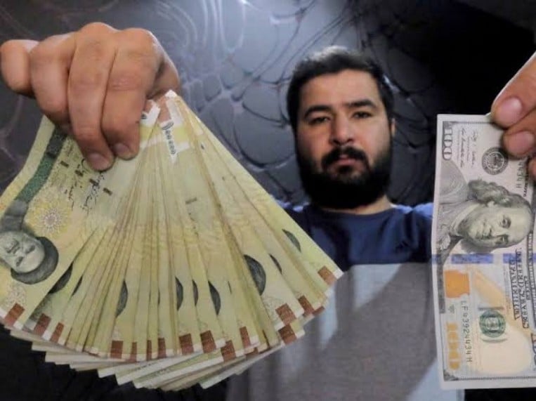 الريال الإيراني يتراجع إلى أدنى مستوى مقابل الدولار بسبب فيروس كورونا