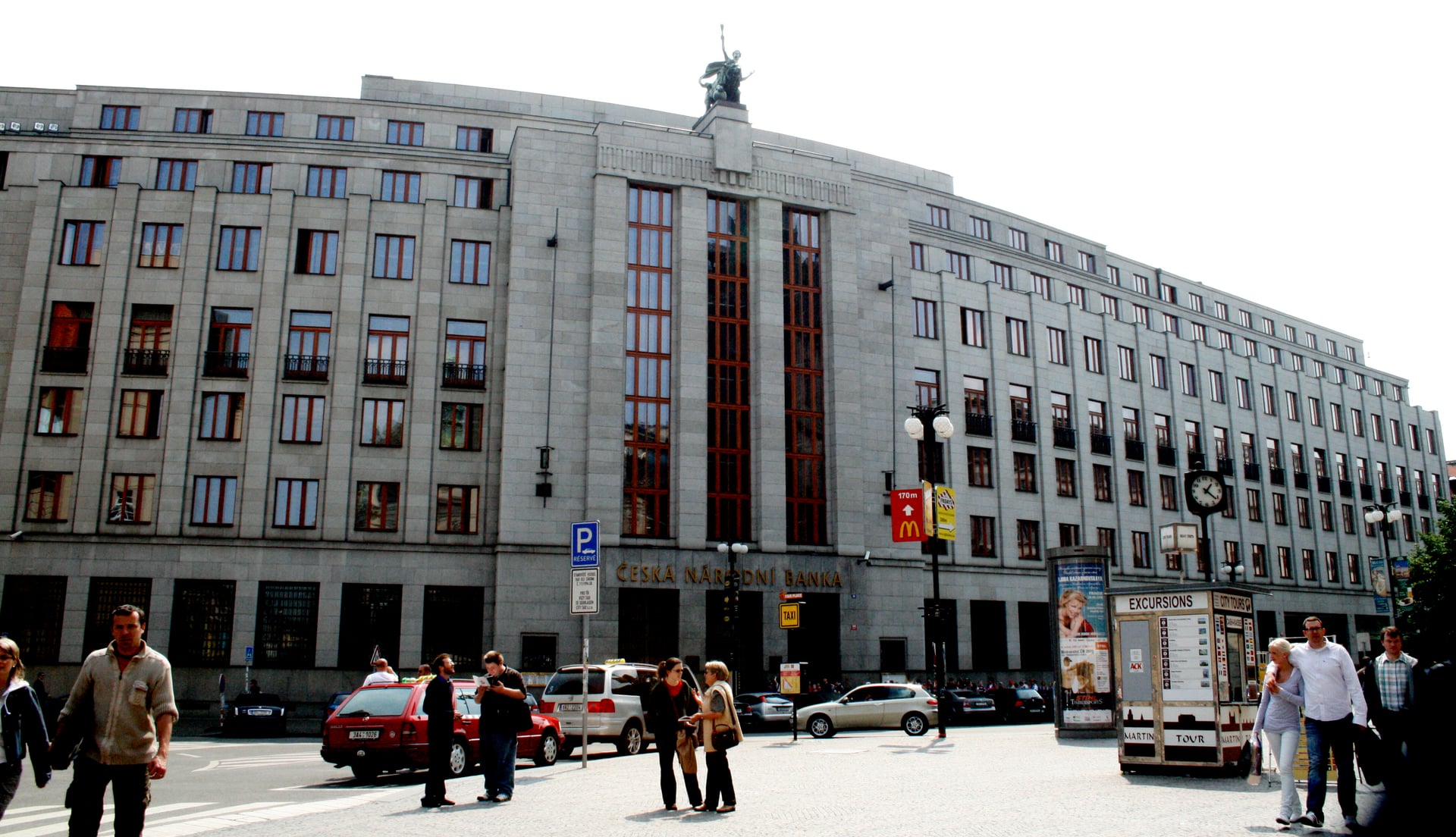 رئيس البنك المركزي التشيكي ينتقد قرار خفض ضريبة الدخل 