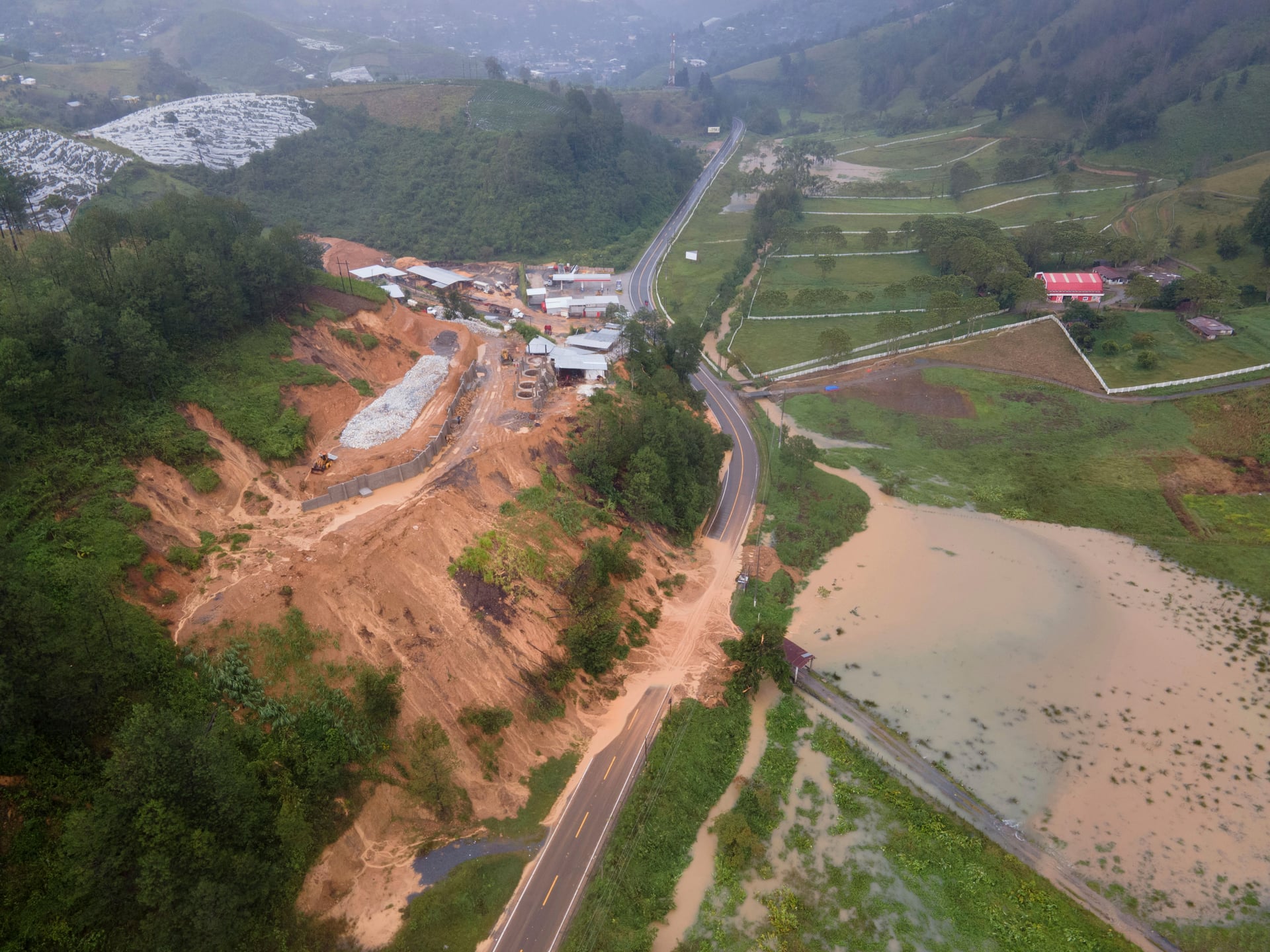 العاصفة إيتا تودي بحياة نحو 150 في جواتيمالا جراء انهيار أرضي