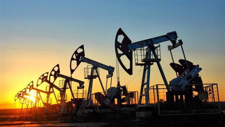 إدارة الطاقة الأمريكية تخفض توقعات نمو طلب النفط العالمي في 2021 