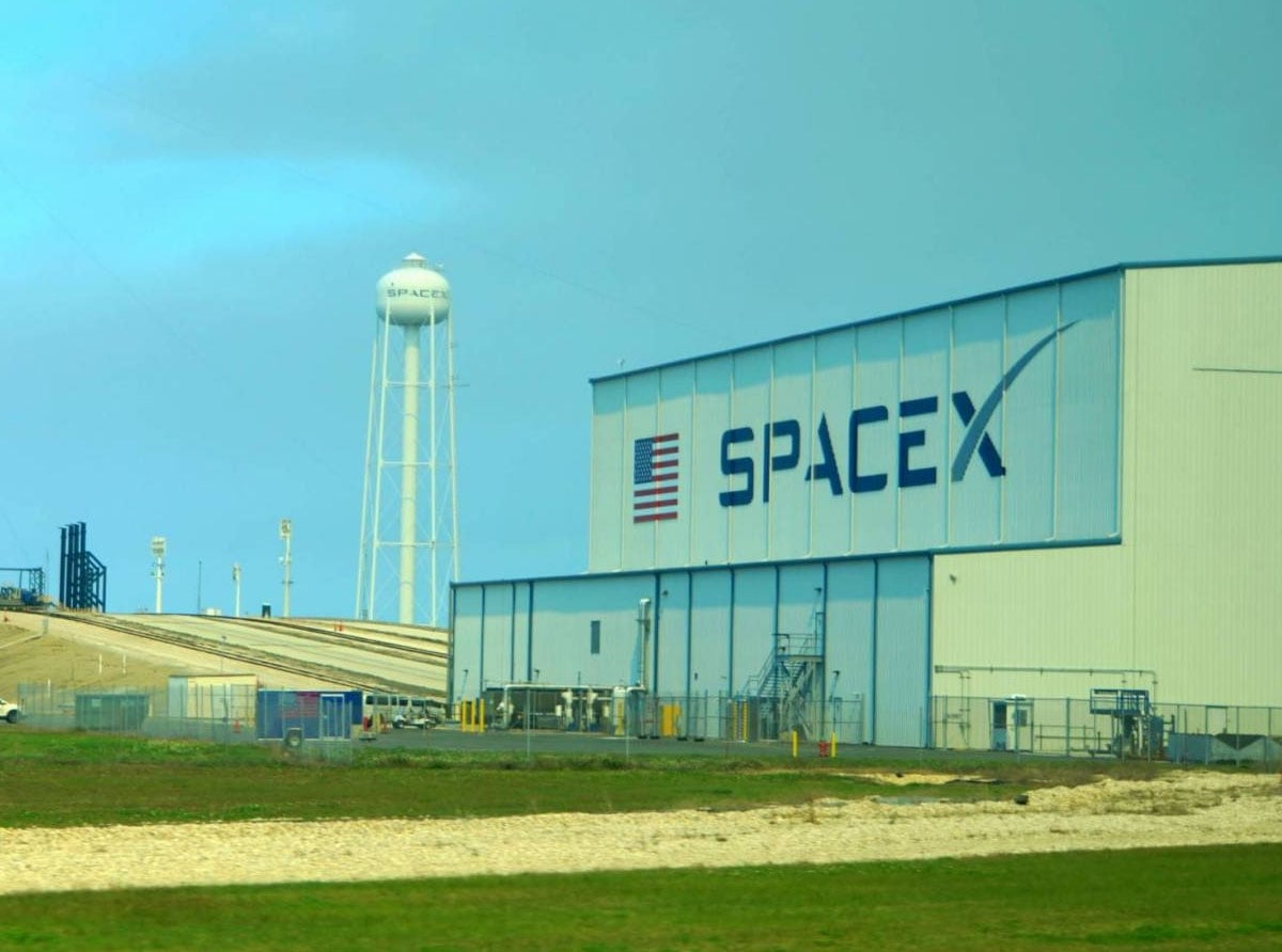 "سبايس إكس" تعتزم إرسال طلائع سياحها الفضائيين نهاية 2021
