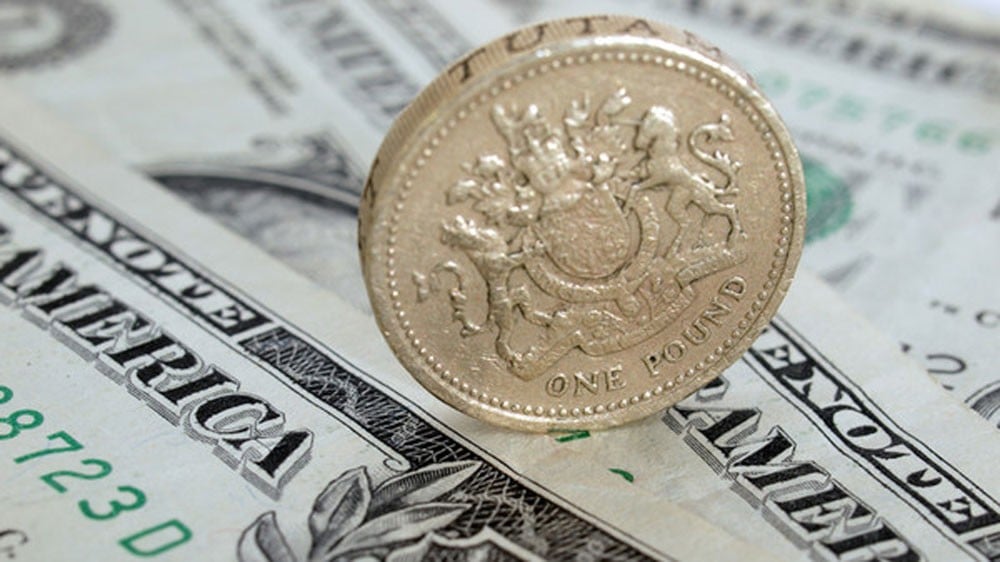 الدولار يهبط والإسترليني أعلى مستوى في 3 أعوام خلال التعاملات الآسيوية