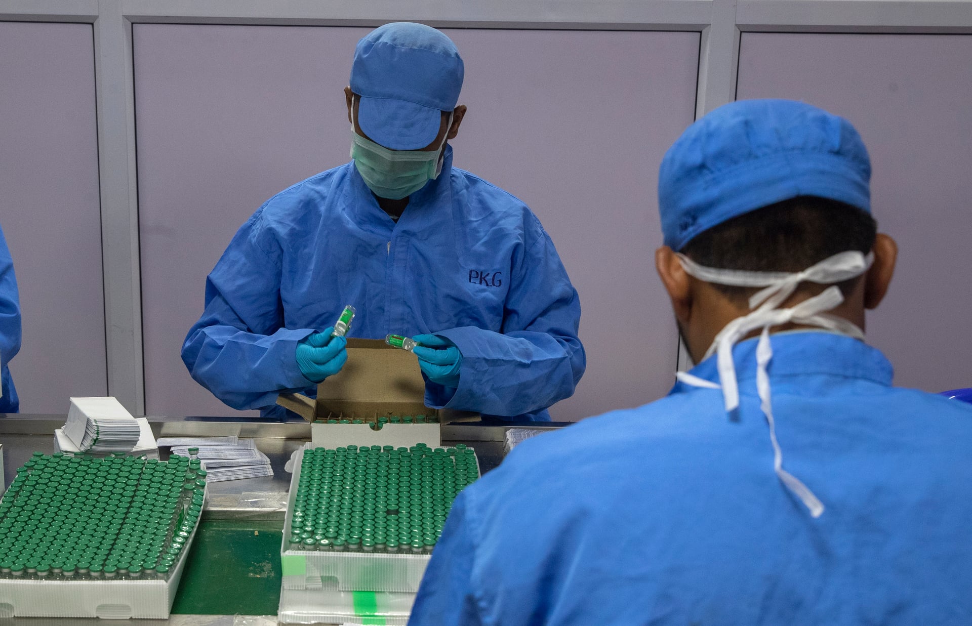 شركات الأدوية تعمل من أجل تعديل اللقاحات لمواجهة السلالة "أوميكرون" 