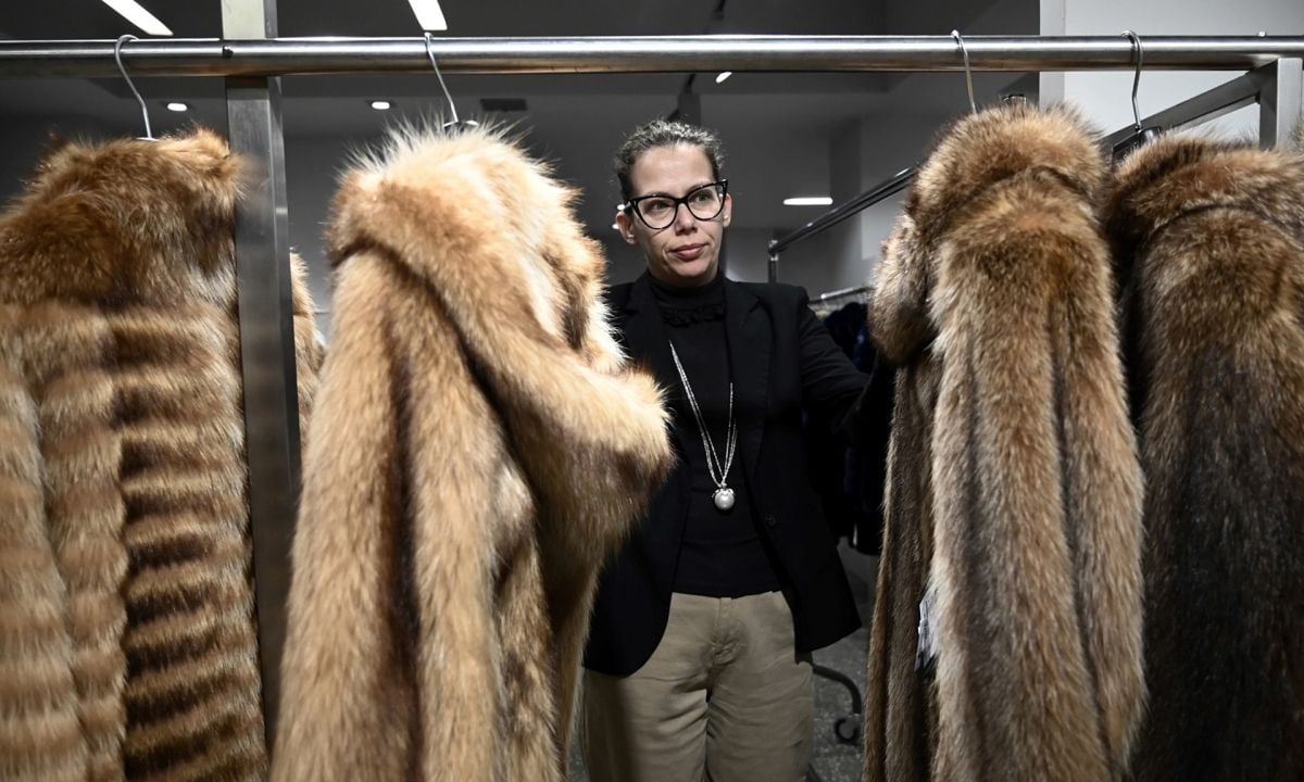 الحرب الأوكرانية تلقي بظلالها على قطاع تصنيع الفراء في اليونان 