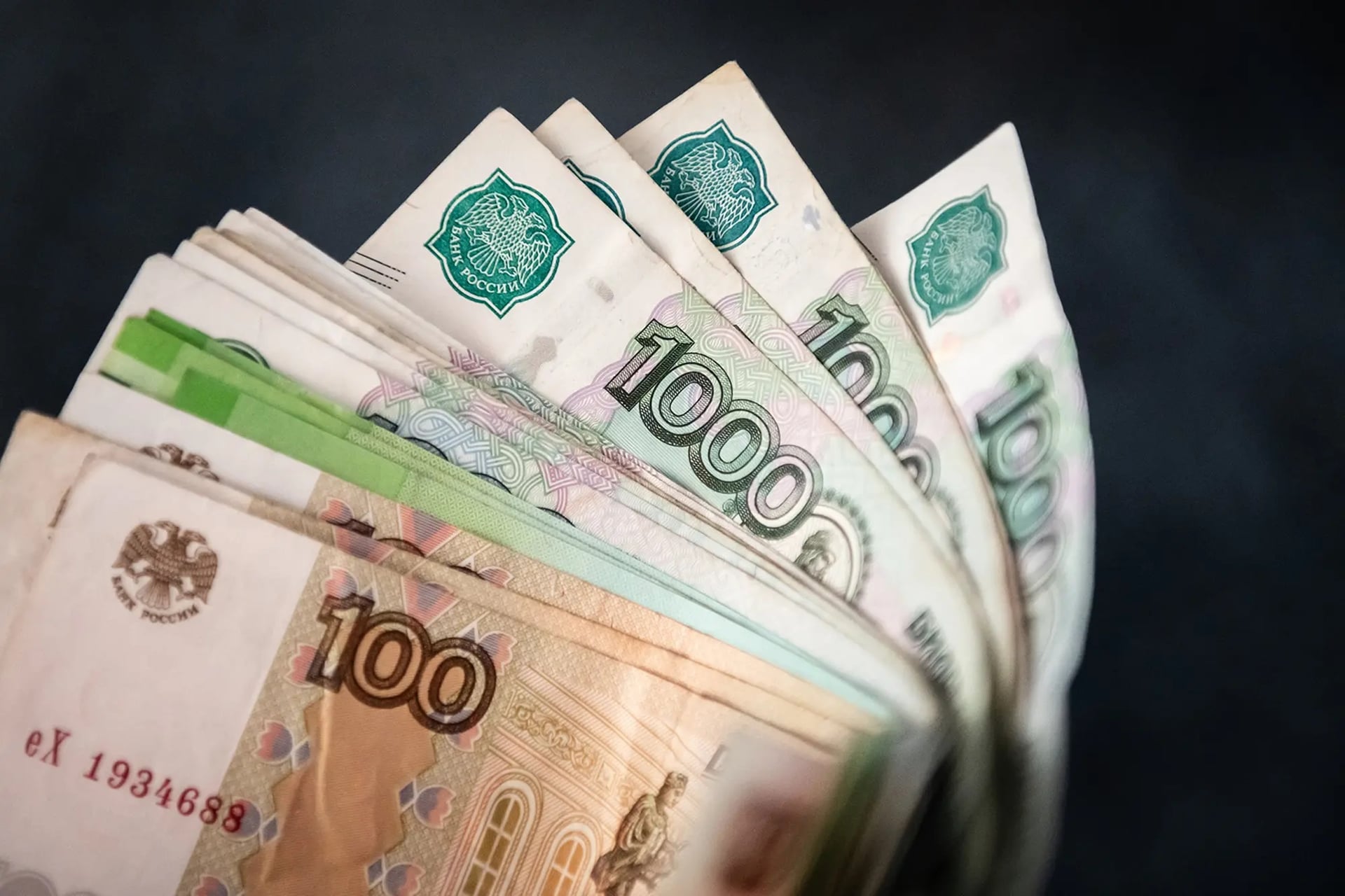 انتهاء فترة السداد الضريبي تهبط بالروبل الروسي إلى 75.20 مقابل الدولار