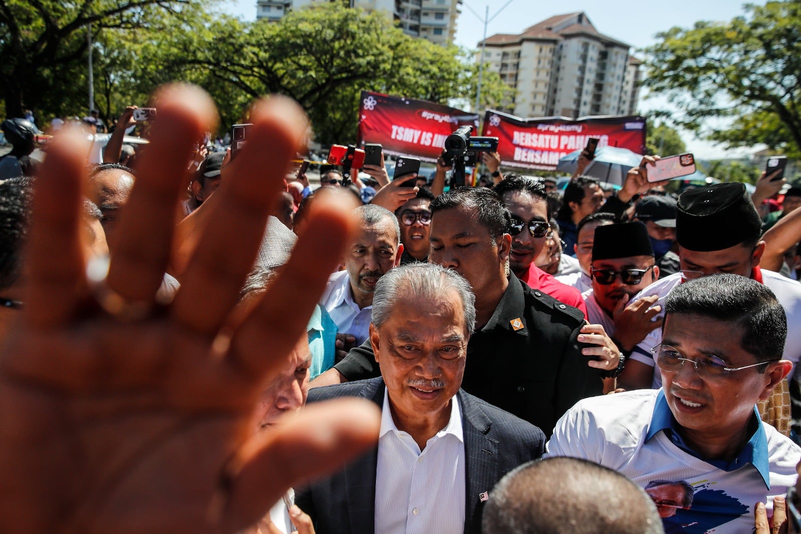 على خلفية اتهامات بالفساد المالي .. اعتقال رئيس وزراء ماليزيا السابق