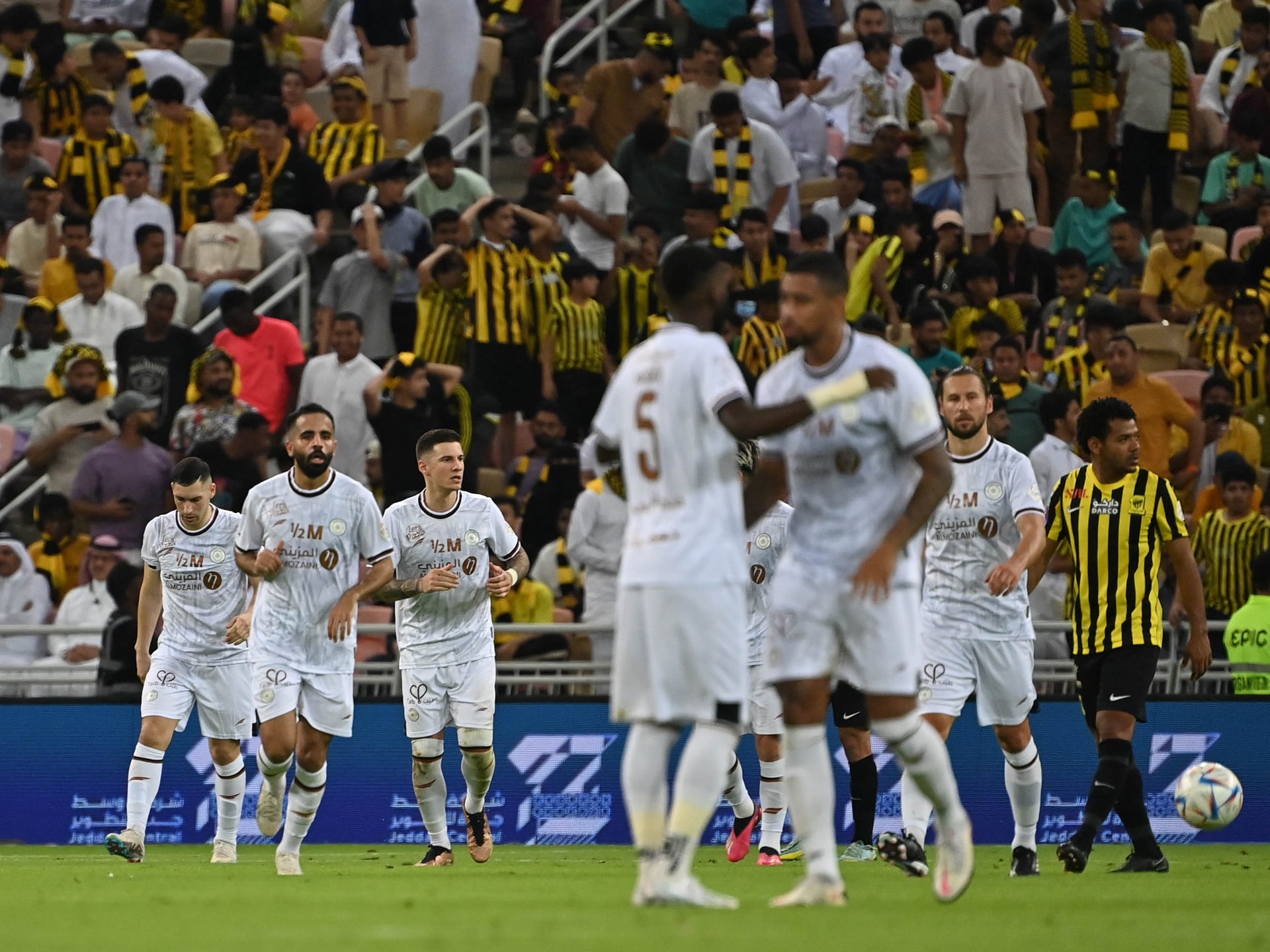 مباراة مثيرة بـ 4 ركلات جزاء .. الاتحاد يتغلب على الشباب 2-1 ويعزز صدارته