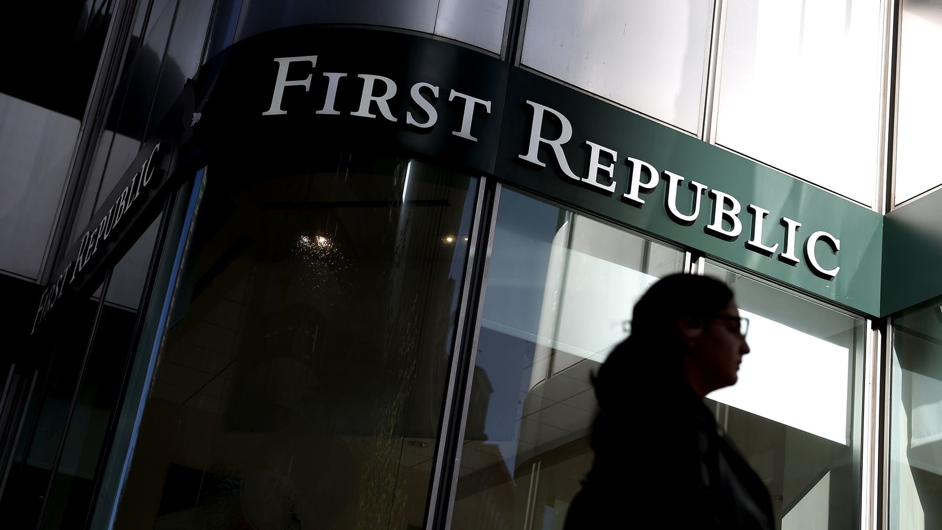 انهيار سعر أسهم "فيرست ريبابليك" الأمريكي في غياب خطة لإنقاذه 