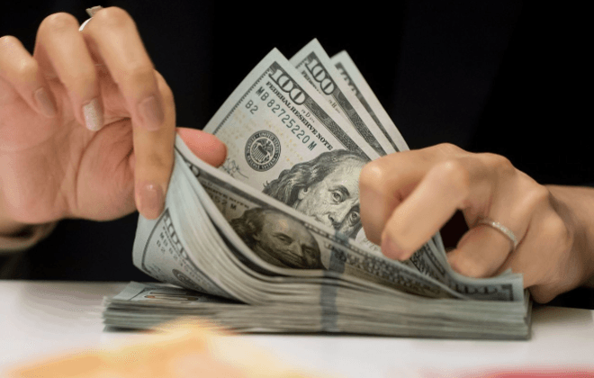 تراجع قطاع التصنيع الأمريكي ينعش الدولار