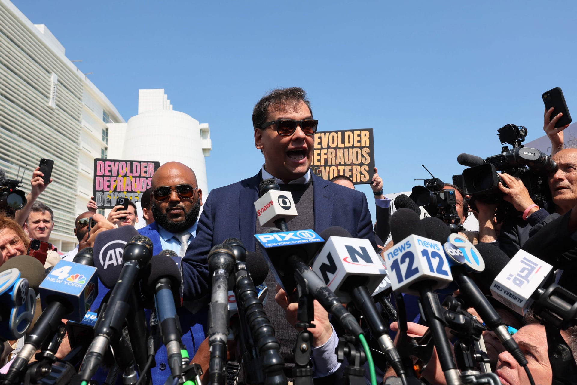 توجيه 13 تهمة بالاحتيال المالي إلى نائب في الكونجرس الأمريكي