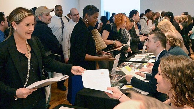 طلبات إعانة البطالة الأمريكية تسجل أعلى مستوى منذ أواخر 2021