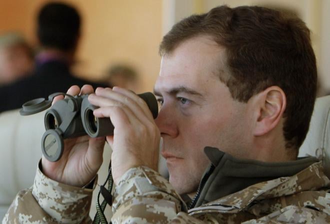 ميدفيديف: إمدادات الأسلحة الغربية لأوكرانيا تزيد احتمال النهاية النووية للعالم