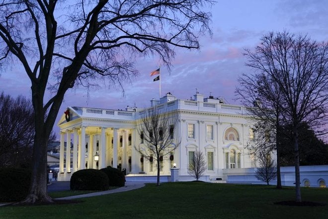 البيت الأبيض يبحث مخاطر الذكاء الاصطناعي مع رؤساء "جوجل" و"مايكروسوفت" و"أوبن إيه آي" و"أنثروبيك"