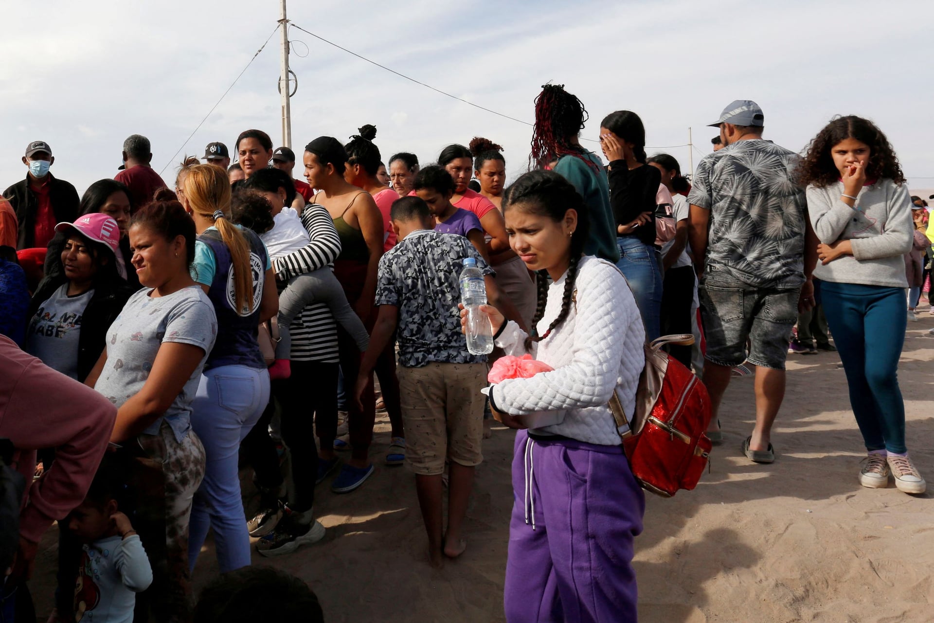 في رحلة العودة إلى الوطن .. فنزويليون عند الحدود بين تشيلي وبيرو
