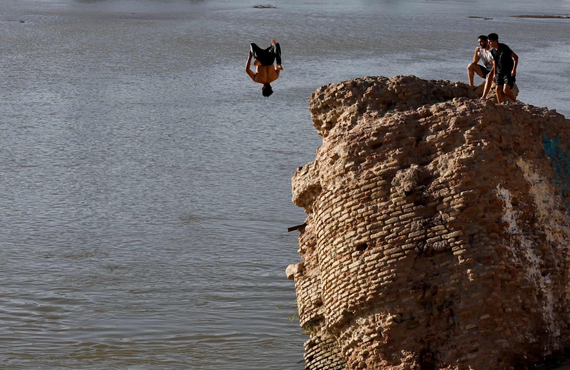 اللعب في المياه للهروب من حرارة الأجواء