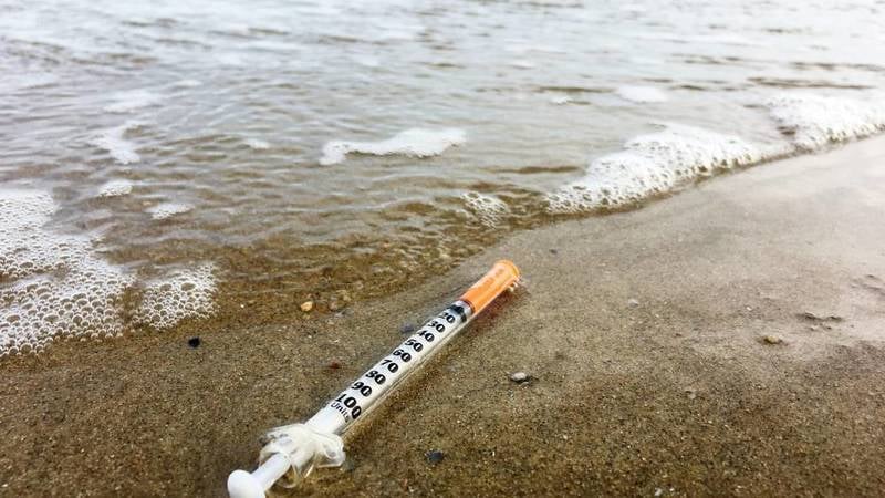 فنزويلا .. نفايات المستشفيات تتكدس في الشواطئ