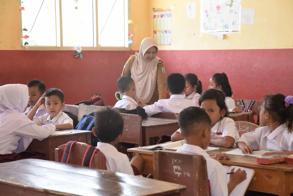 عام من التأخر الدراسي في إندونيسيا جراء كوفيد .. الفجوة الرقمية عمقت خسائر التعليم