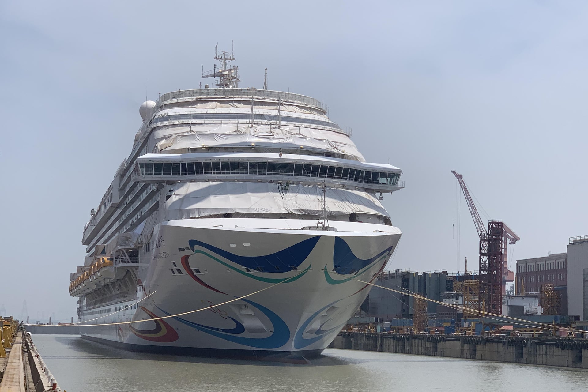 إبحار أول سفينة سياحية صينية ضخمة محلية الصنع في شنغهاي