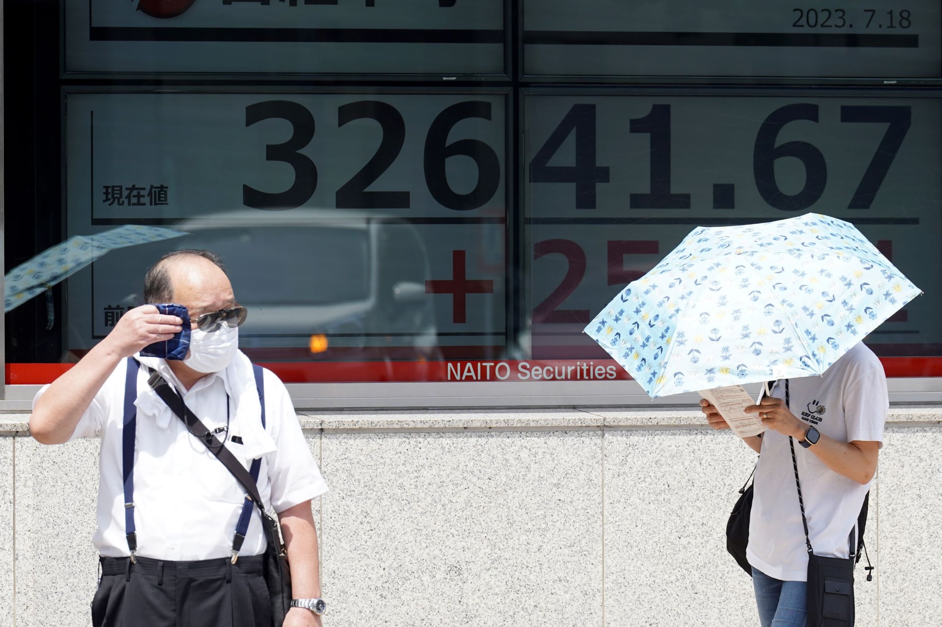 نيكاي يرتفع بدعم من أسهم البنوك والشركات المرتبطة بالرقائق 