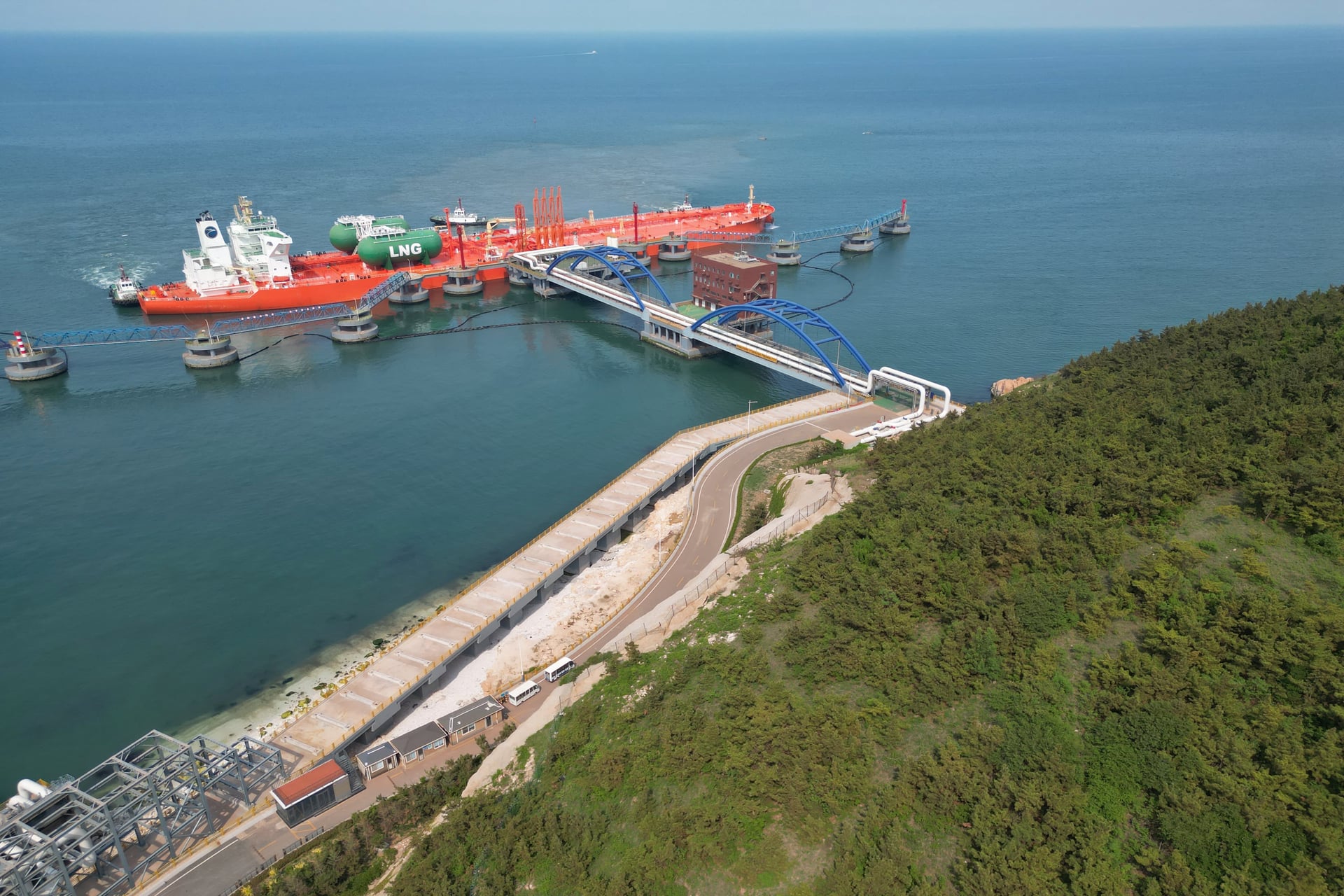 النفط يحبس الأنفاس بين مخاوف الطلب واضطرابات الإمدادات 