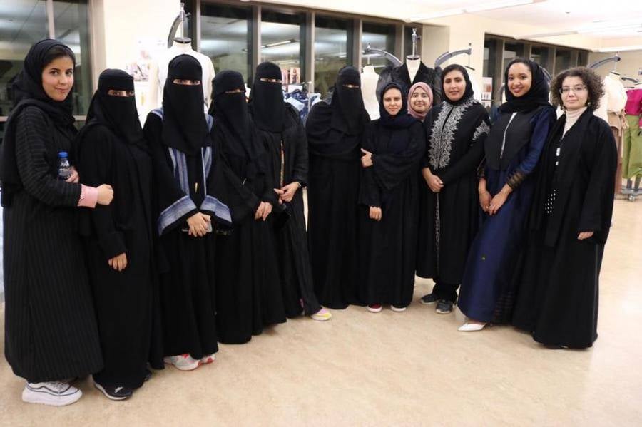 لقاء يبحث احتياجات قطاع التعليم في مجال الأزياء