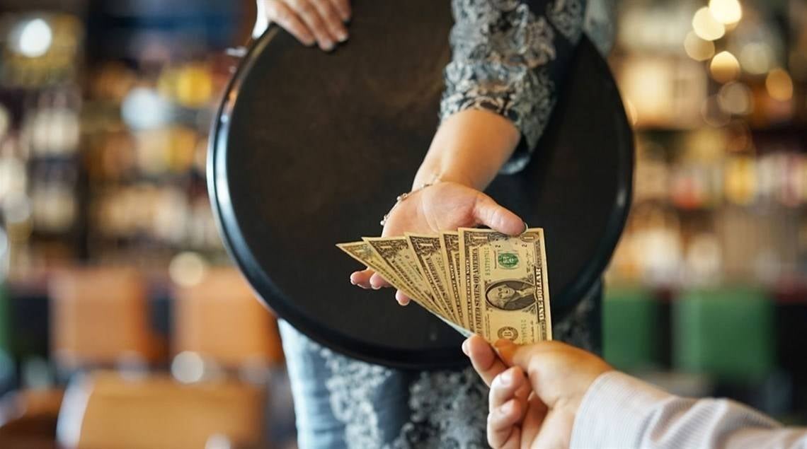 البقشيش .. تقدير في دولة وإهانة في أخرى