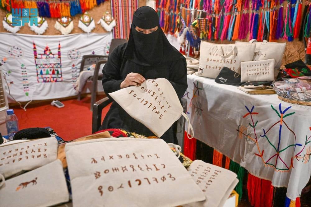 النقش الثمودي يستهوي زوار فعاليات «بيت حائل»