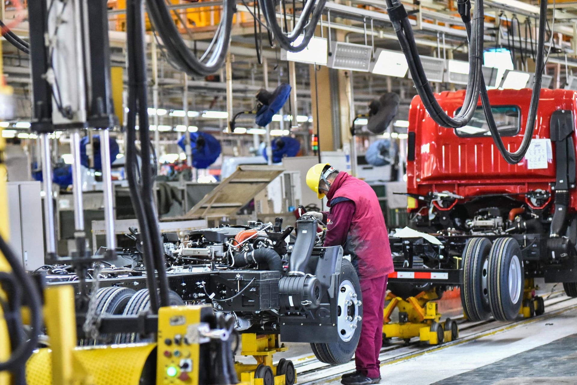 إندونيسيا تحث الشركات على مواصلة التصنيع ووقف تصدير المواد الخام