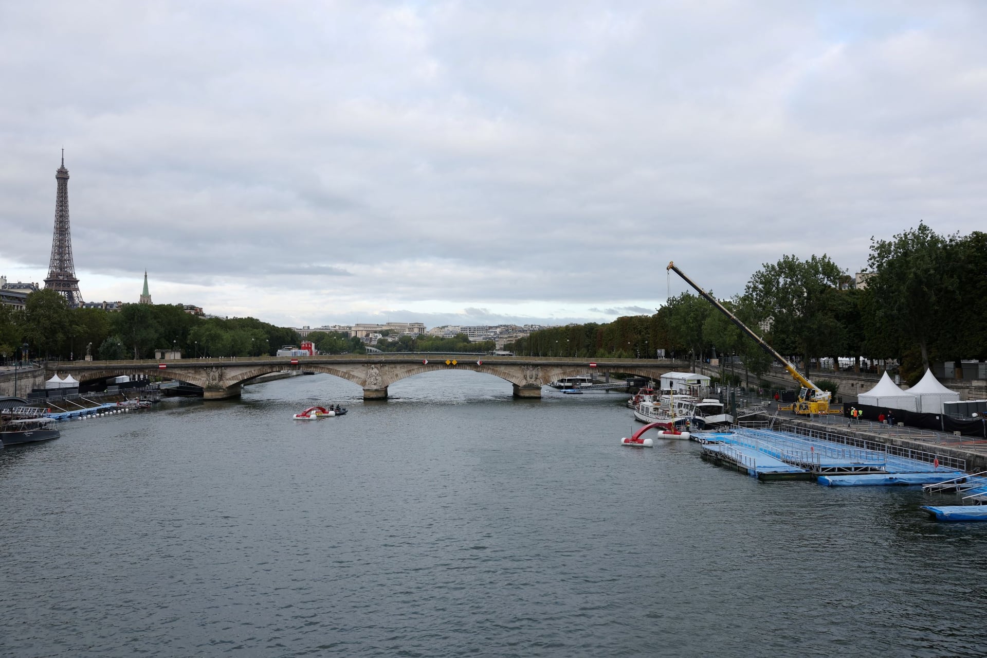 تلوث نهر السين يتسبب بإلغاء كأس العالم للسباحة في باريس