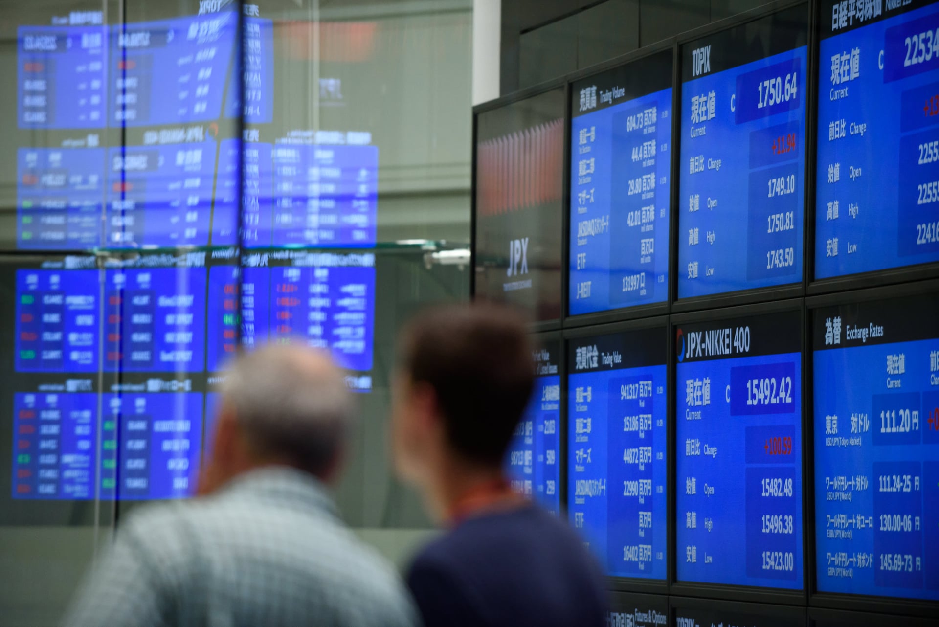 الأسهم اليابانية تعكس الاتجاه وتغلق على ارتفاع 