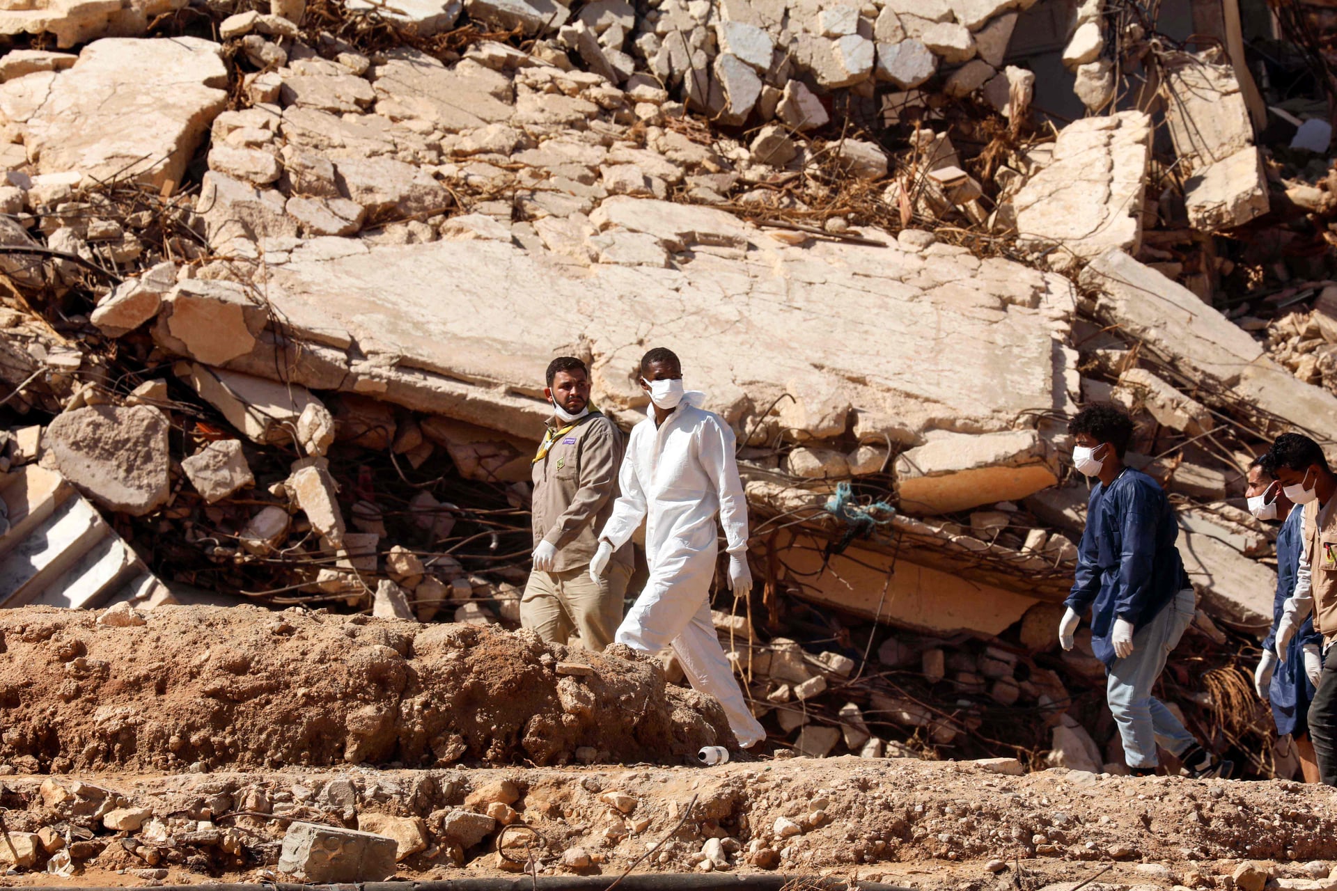 تضاؤل الأمل بالعثور على أحياء بعد فيضانات ليبيا 