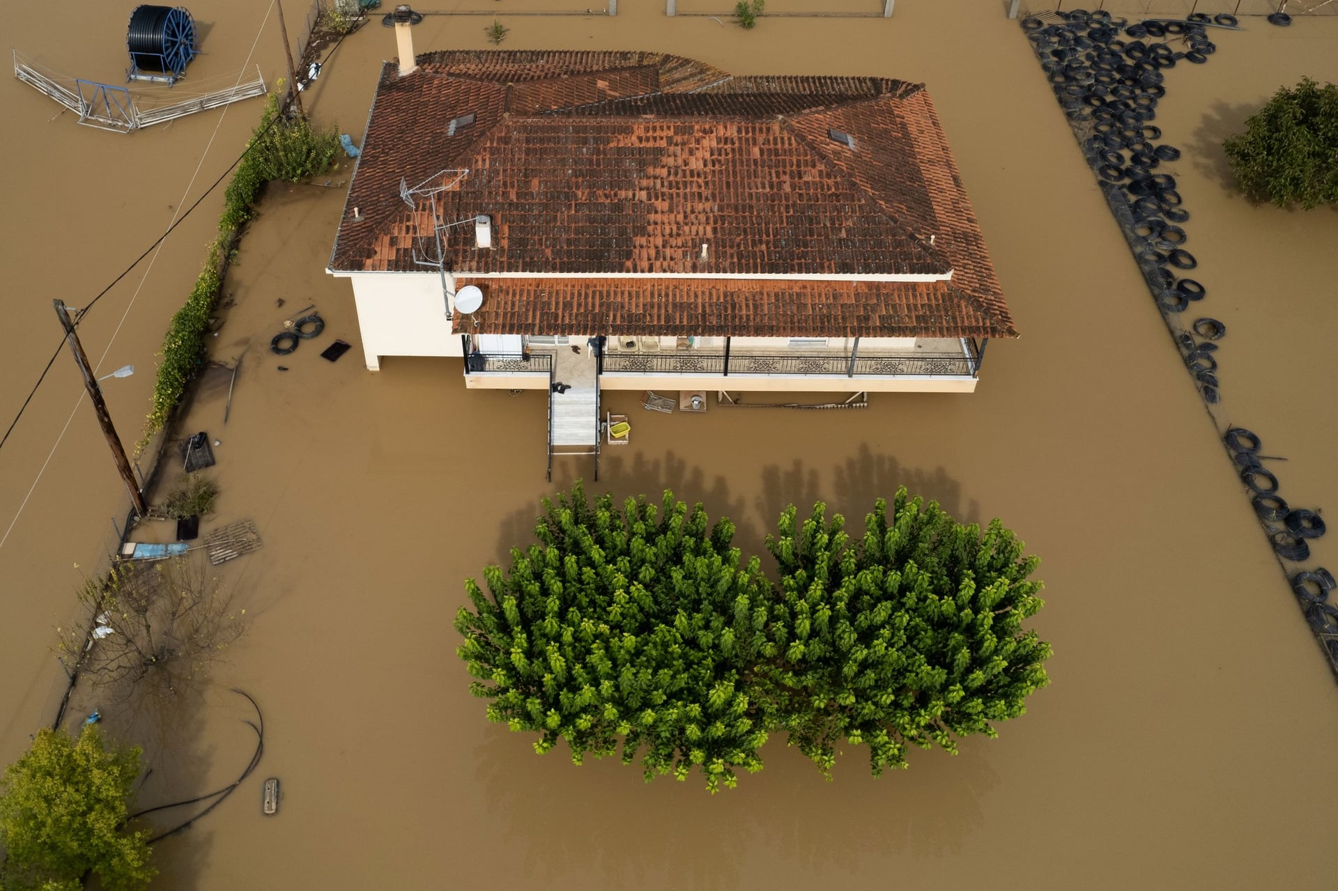 عاصفة جديدة تضرب اليونان ..  والفيضانات تحاصر المنازل والسكان