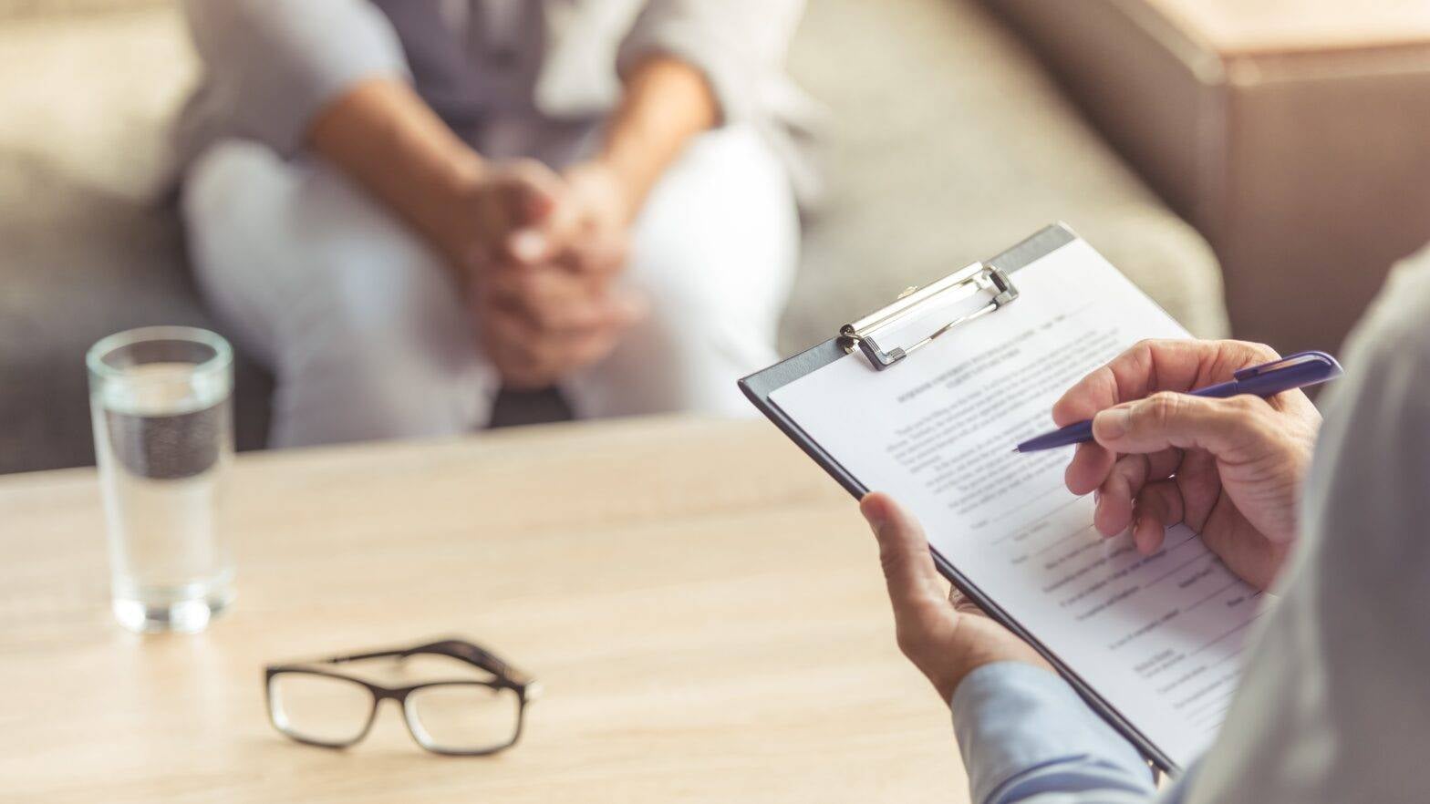 المرض والعمل .. كارثة تحتاج إلى التدخل