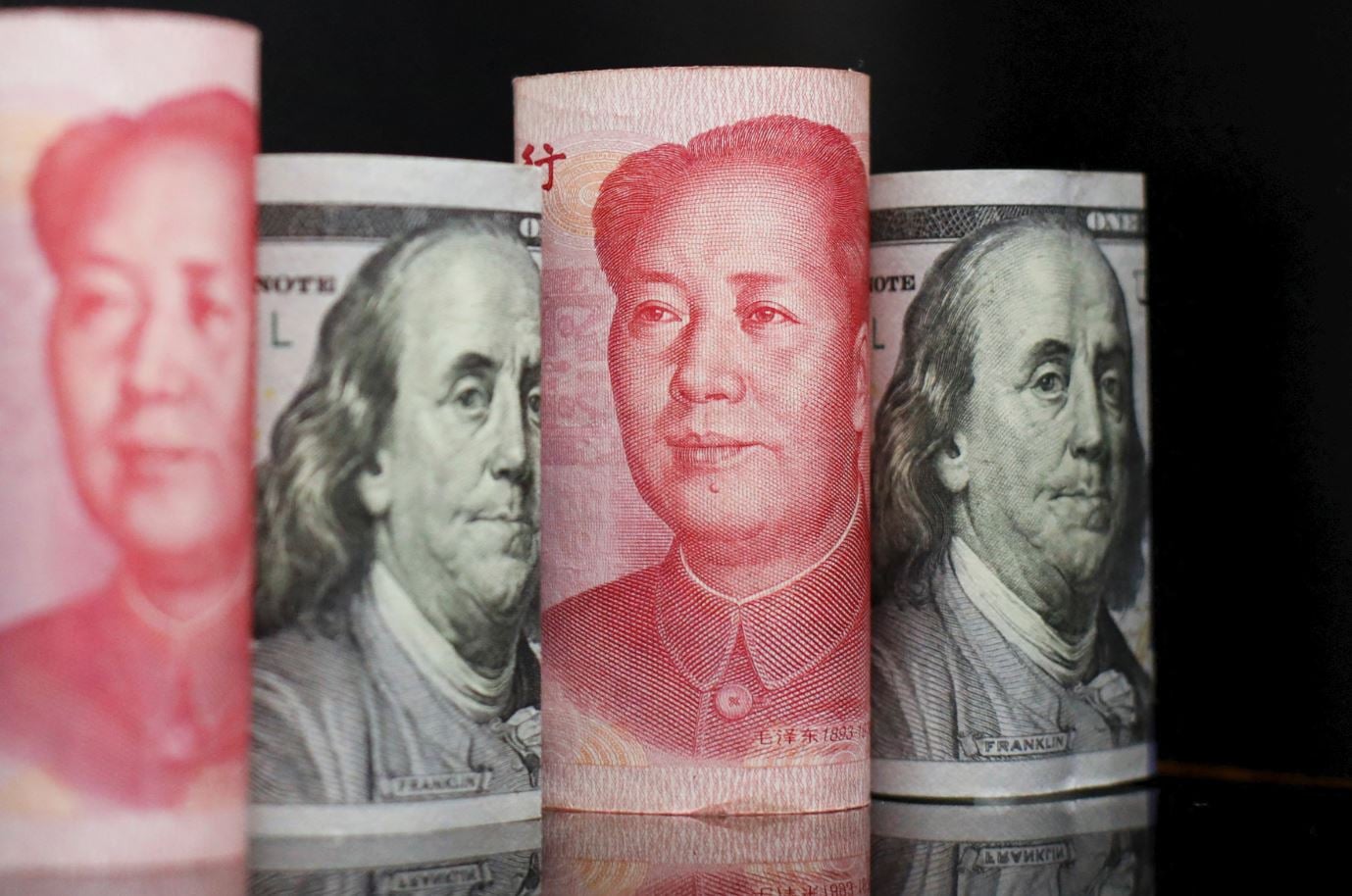 الدولار يتجه لأطول سلسلة مكاسب أسبوعية منذ 2014 واليوان يتراجع