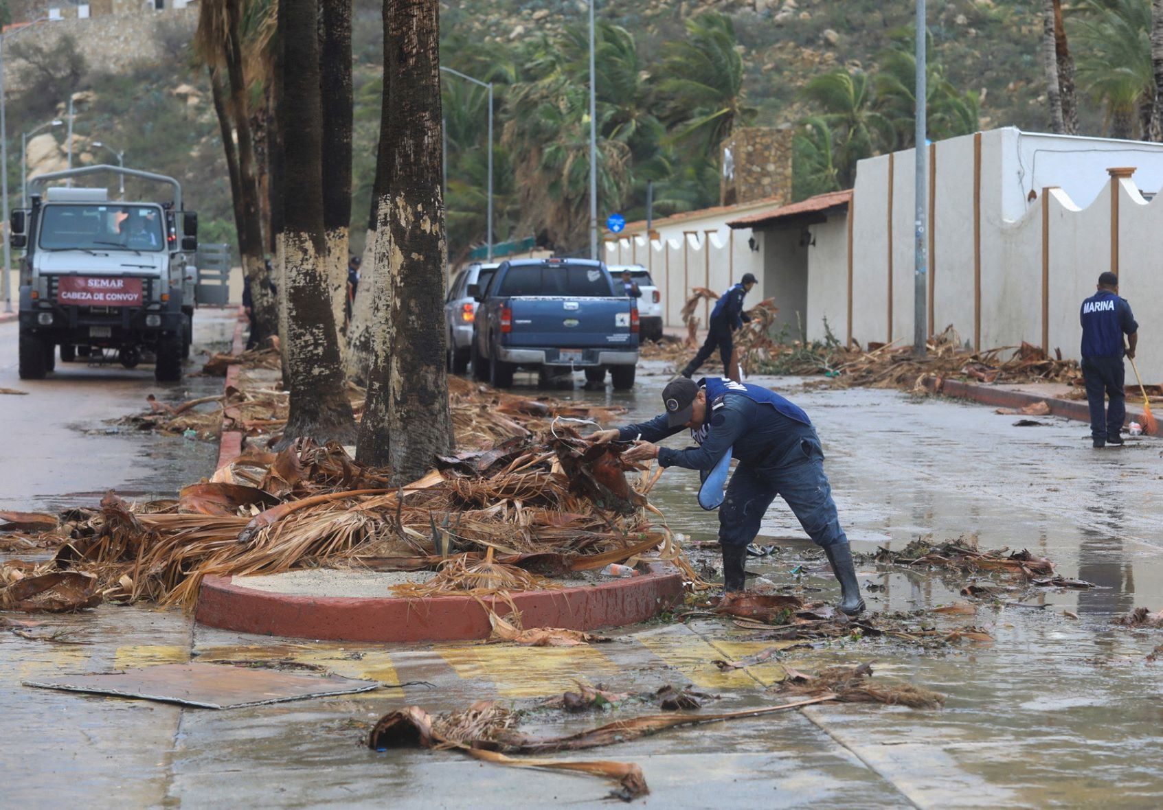 المكسيك .. إعصار نورما يسقط أعمدة الكهرباء
