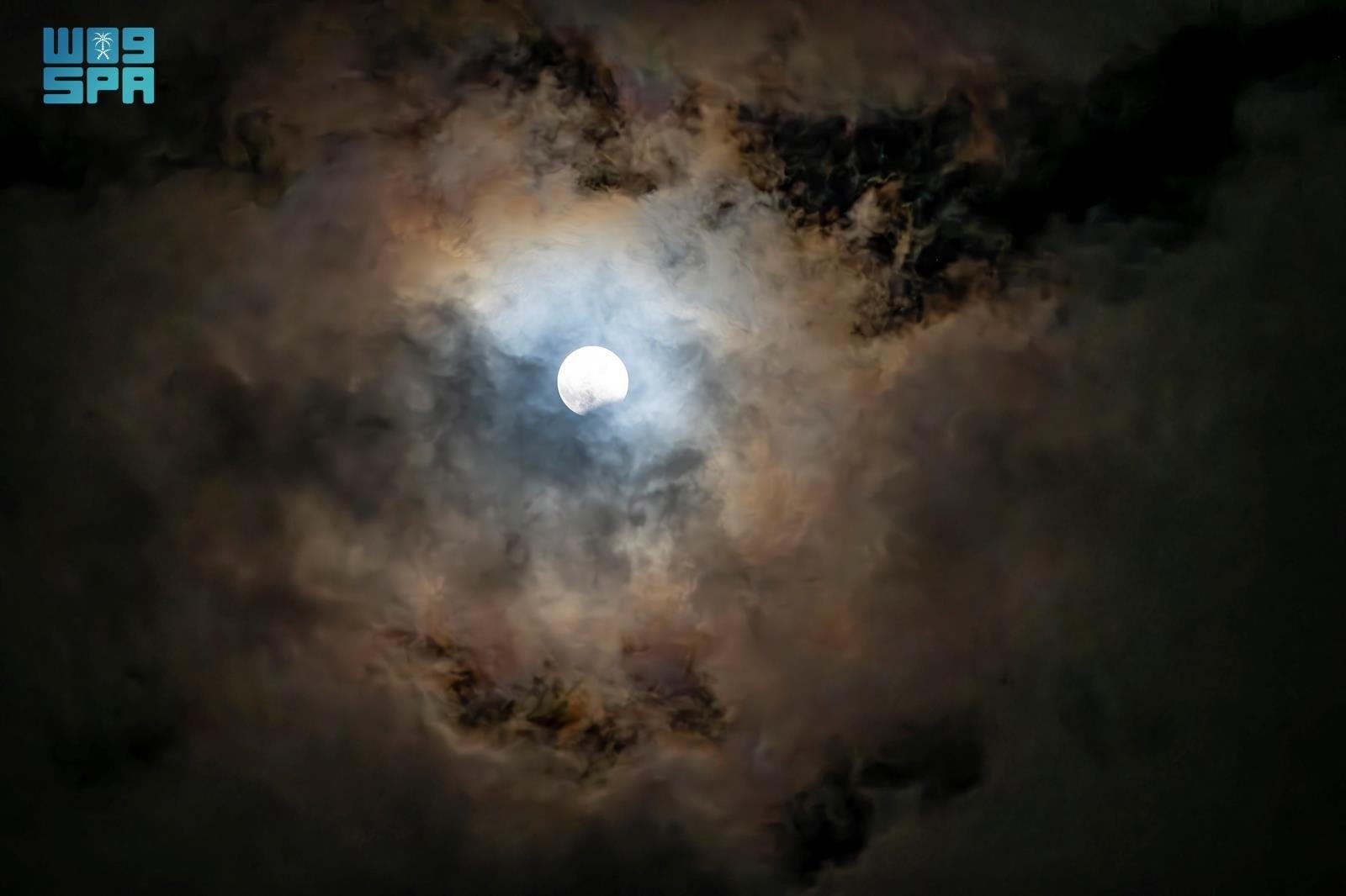 العالم يشاهد الخسوف الجزئي للقمر .. ينجلي منتصف الليل