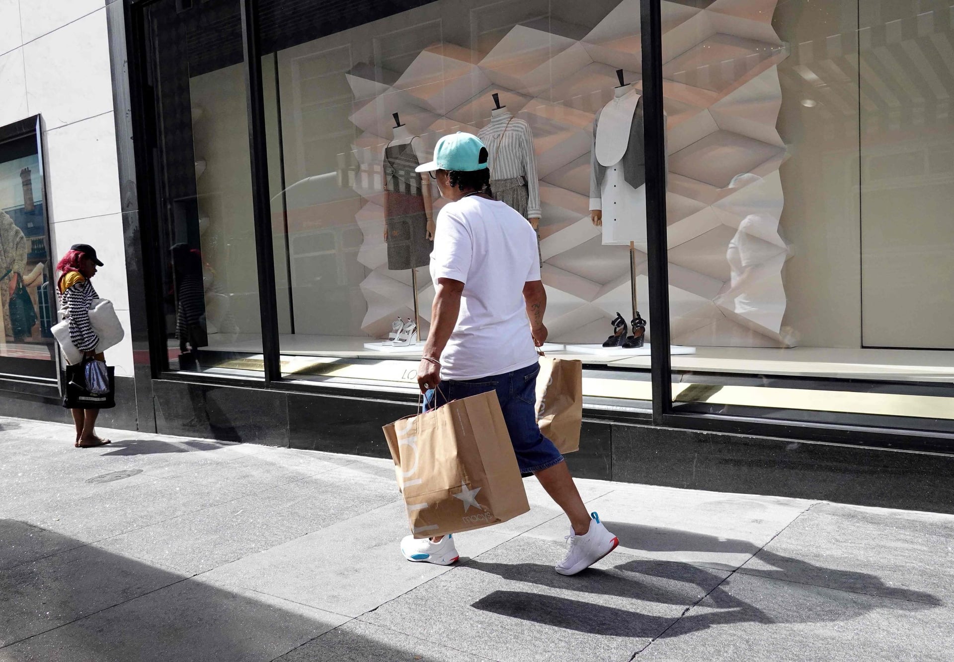 الإنفاق الاستهلاكي الأمريكي لا يزال قويا 