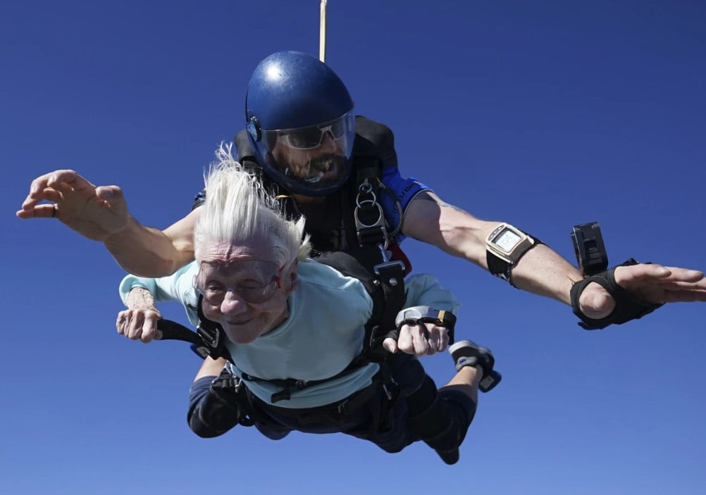 أمريكية تبلغ 104 أعوام .. تقفز بالمظلة وتقترب من "جينيس"